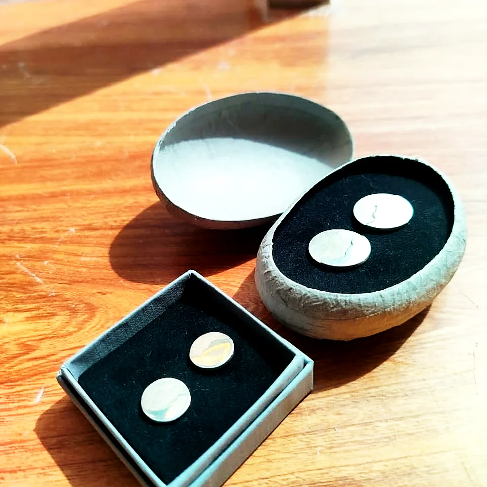 Mother-of-pearl cufflinks in stone cases